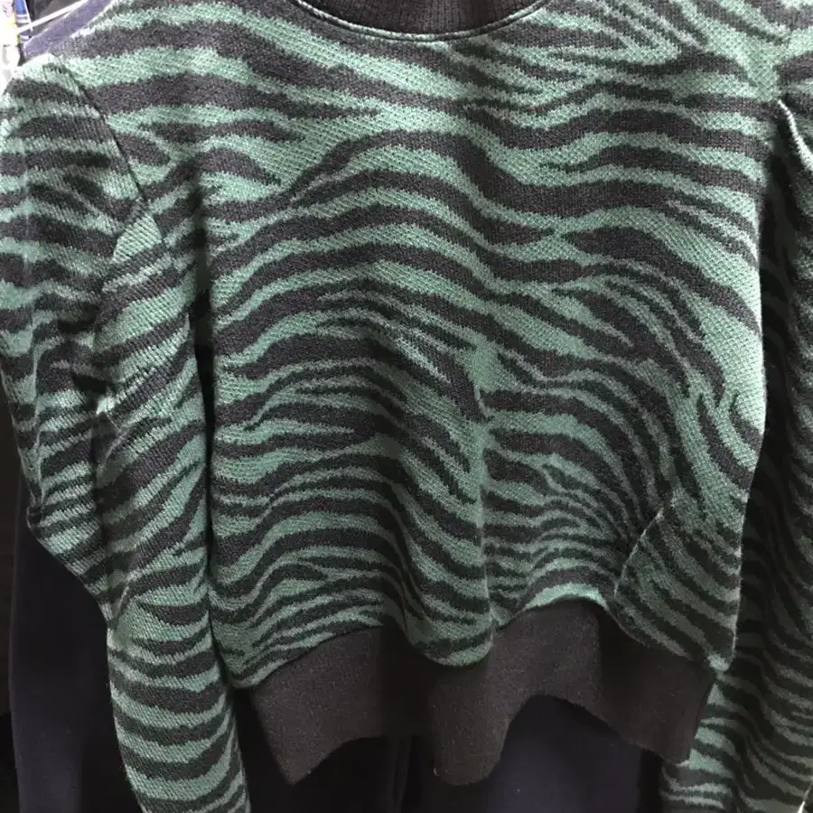 더 애쉴린 LOLA ZEBRA SWEATER_GREEN 윤혜진니트