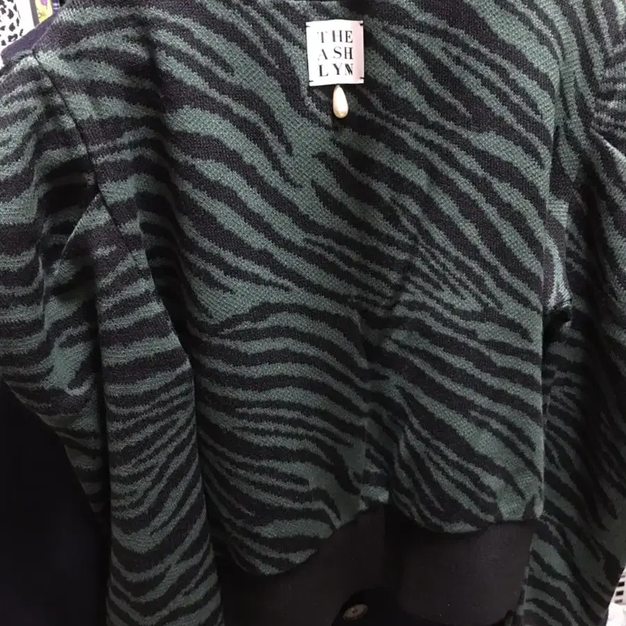 더 애쉴린 LOLA ZEBRA SWEATER_GREEN 윤혜진니트