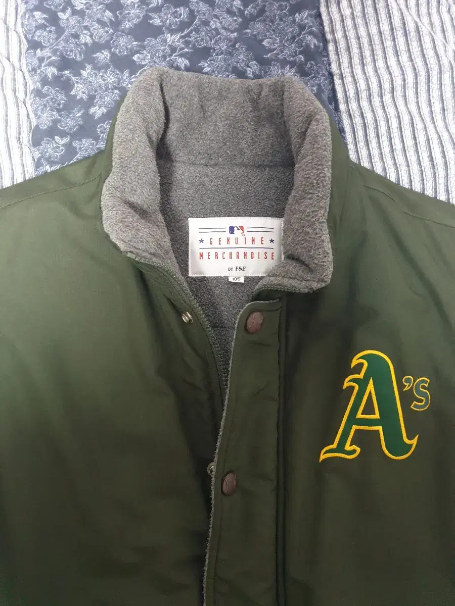 Original MLB Padded Vest Size 105 (Oakland) Rare Good