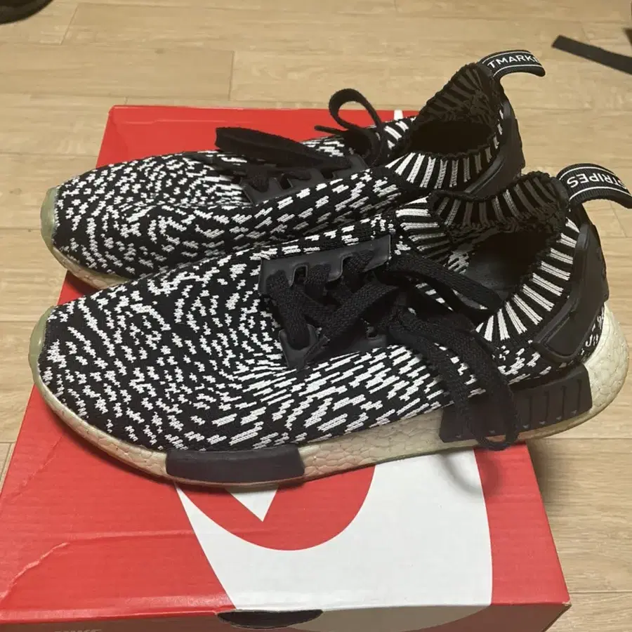 아디다스 nmd r1 프라임니트 지브라