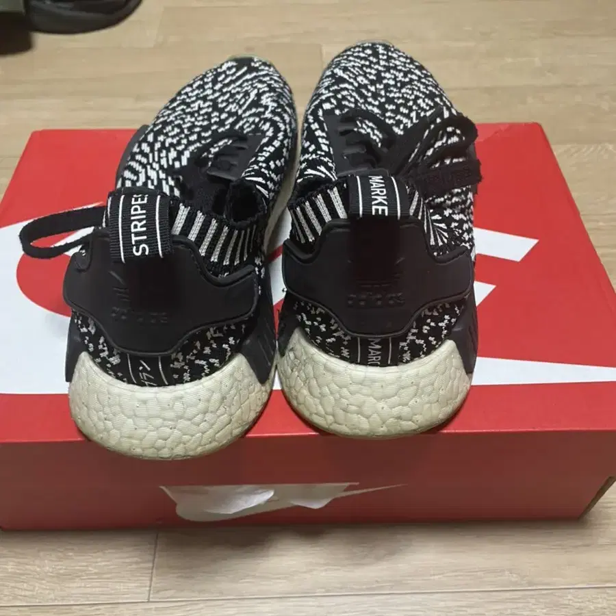 아디다스 nmd r1 프라임니트 지브라