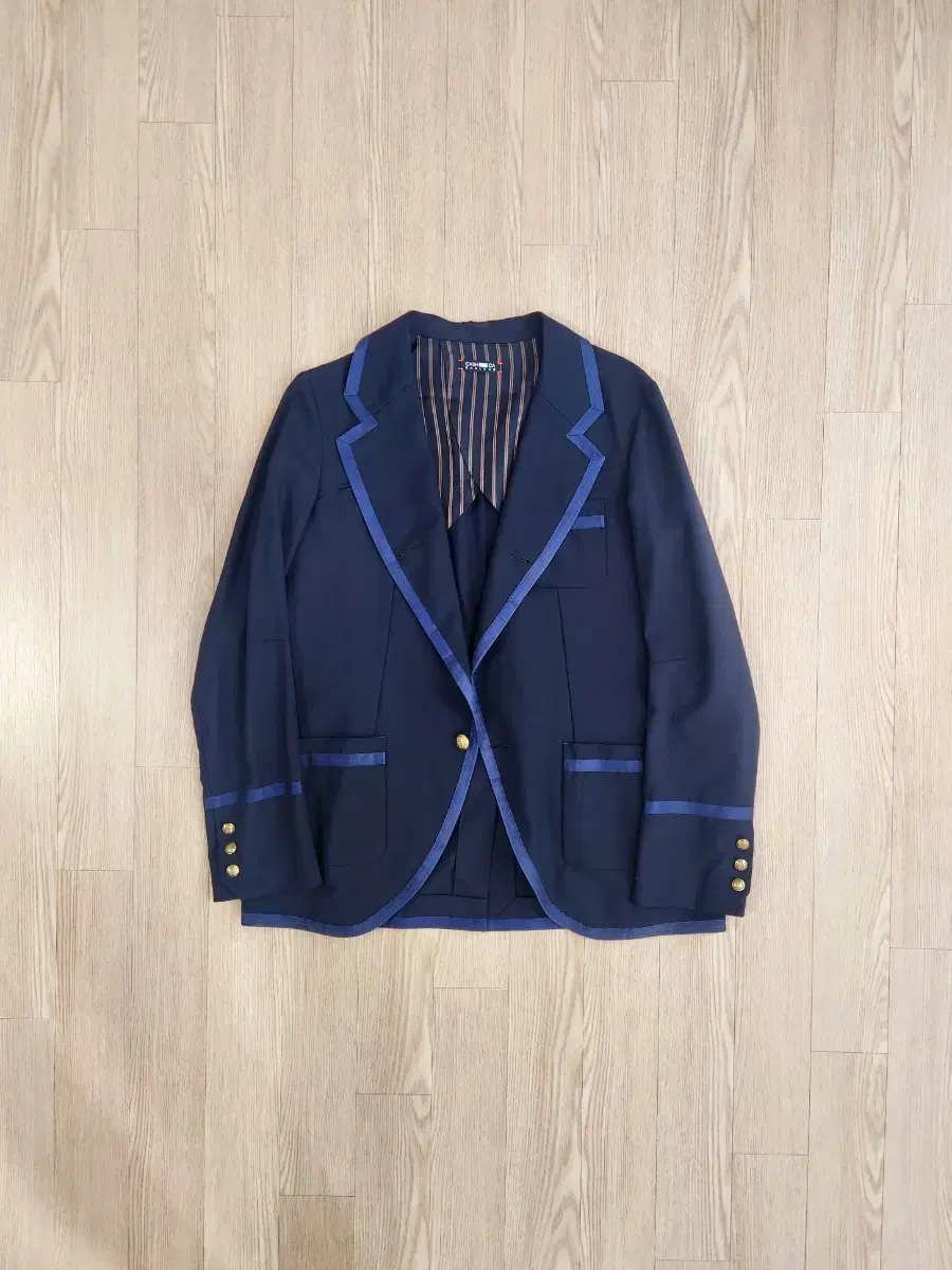 Cassie Carr England preppy keum blazer