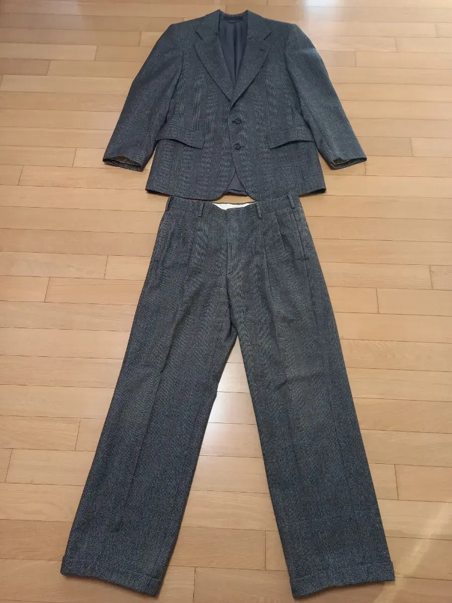 100% wool dark gray checked suit size 100