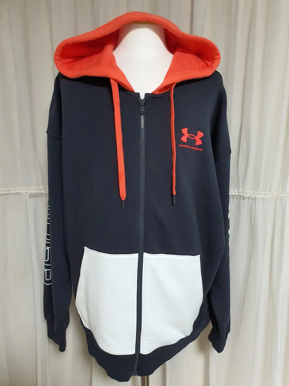 UNDERARMOUR  후드티