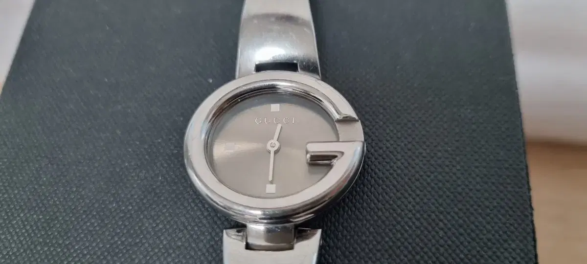 GUCCI SHIMA Round Silver Watch 134.5