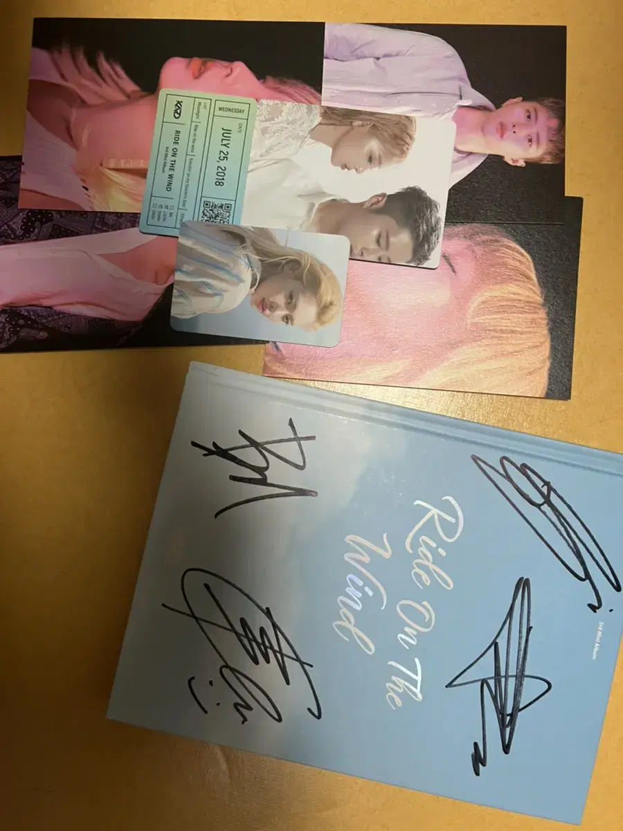 KARD kard sells non-sale signed albums, jeon jiwoo sign sells broadcast posters.