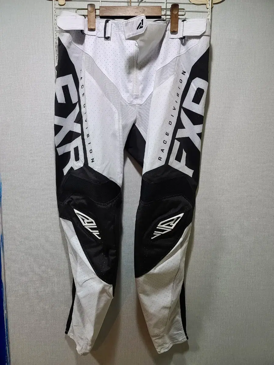 (size 32) FXR racing pants in excellent condition !