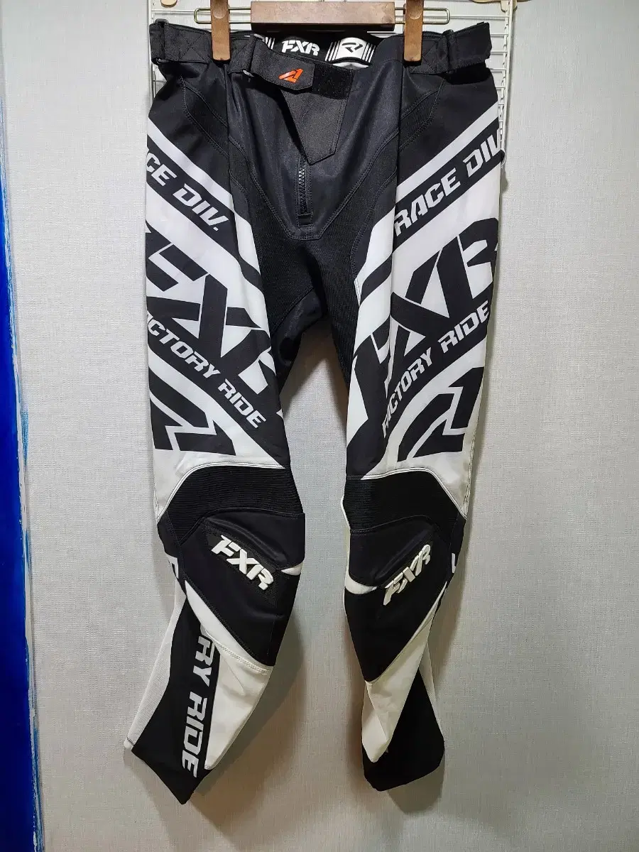 (size 32) FXR Racing Pants ! Black and White !