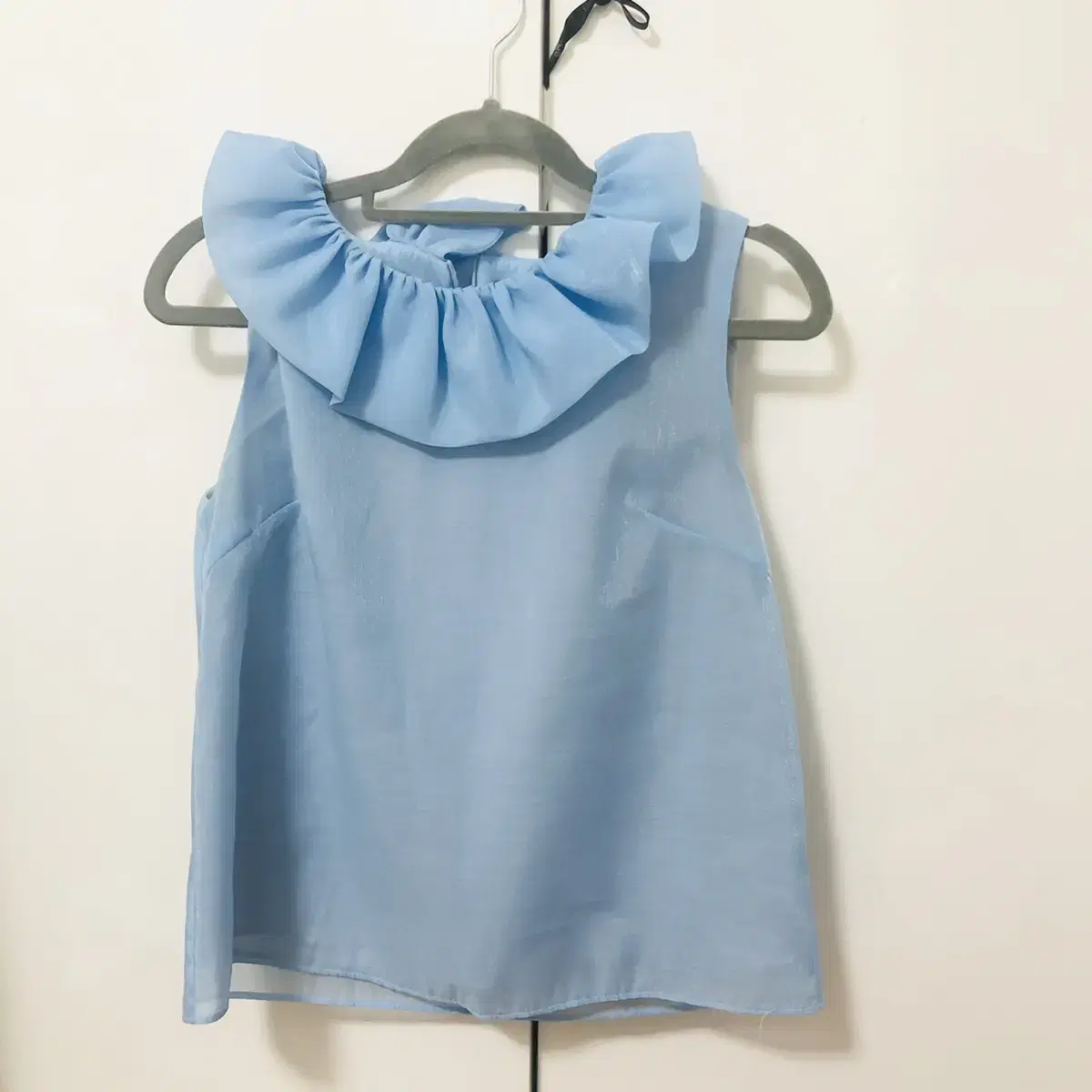 UTG) coco ruffle sleeveless "새상품"-스카이