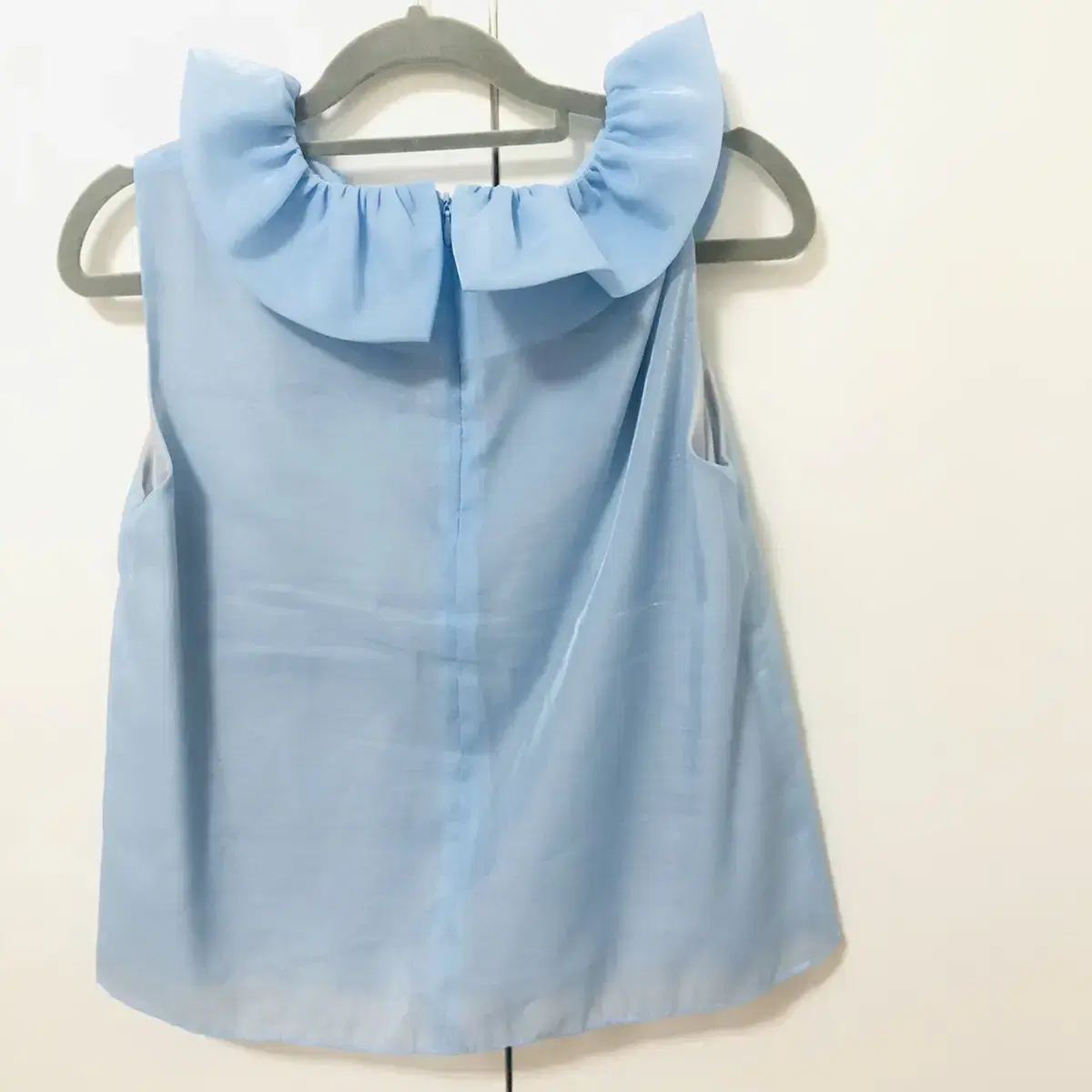 UTG) coco ruffle sleeveless "새상품"-스카이