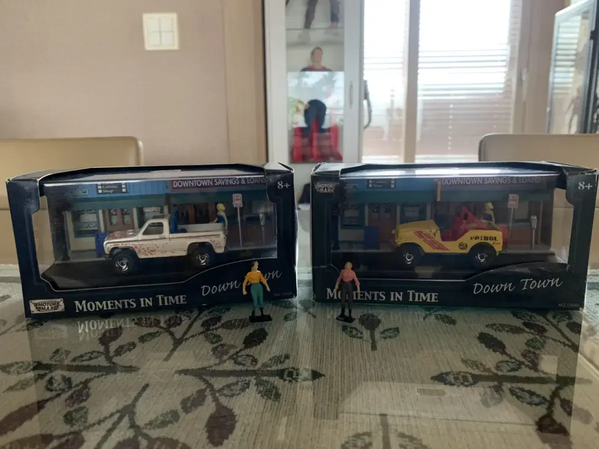 2 full sets of die-cast 1:64 dioramasets