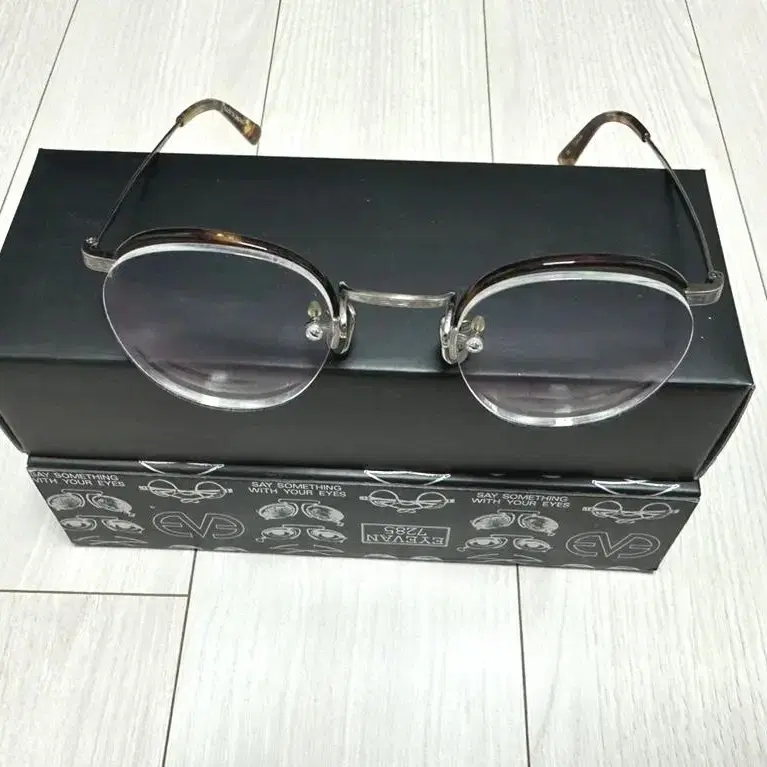 Shop eyevan on Bunjang Global Site - No more Korean account! Shop eyevan on Bunjang Global Site - No more Korean account!