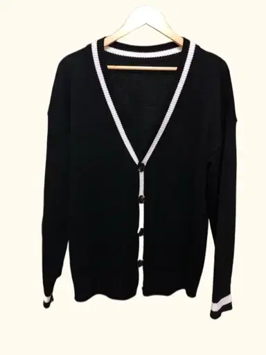 V-Neck Cardigans / 105