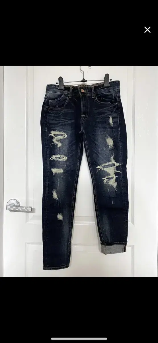 A really pretty straight-leg denim jeans from Buckaroo (list price: 170,000 won)