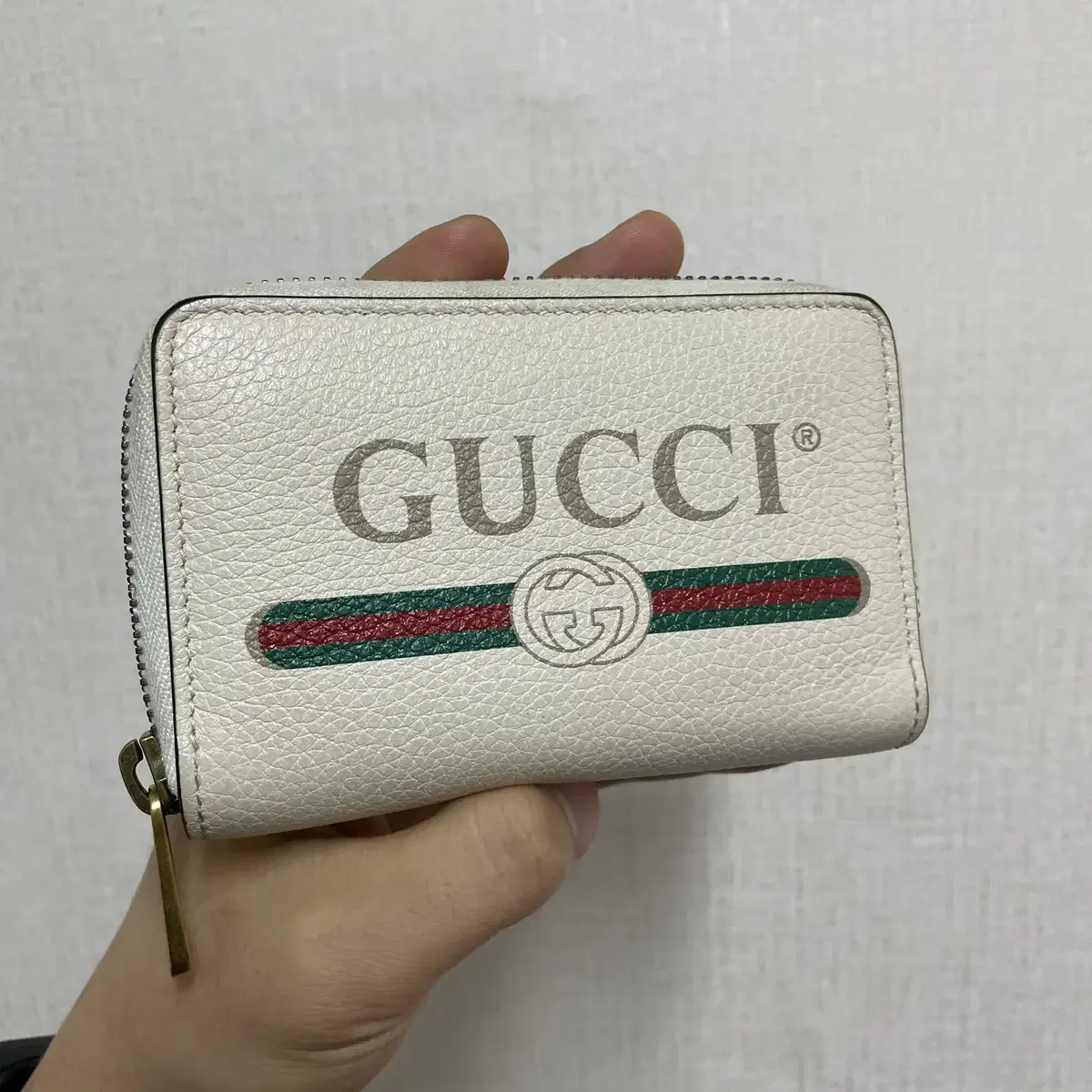 GUCCI 구찌 띠로고 지퍼 지갑 크림 