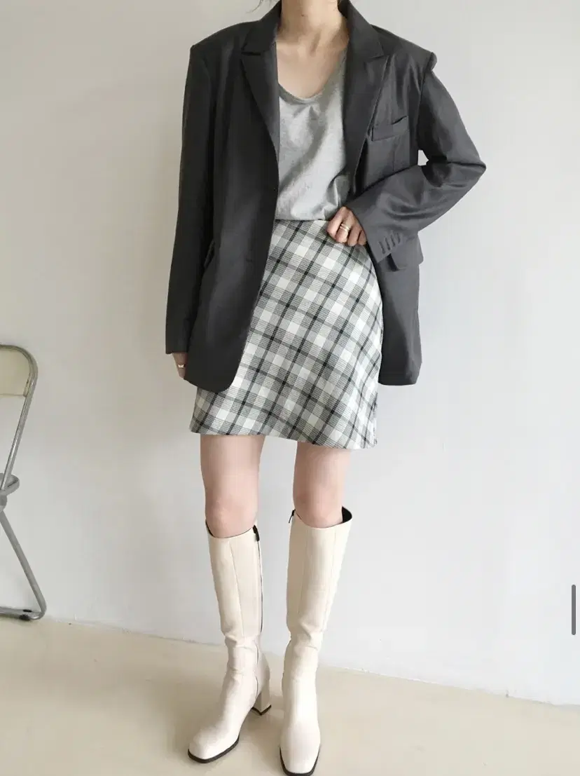 In-the-mode checkskirt