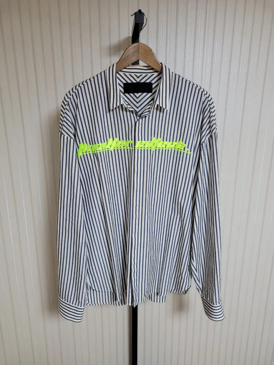 [44] Junge Stripe Fluorescent Lettering Overfit Shirt