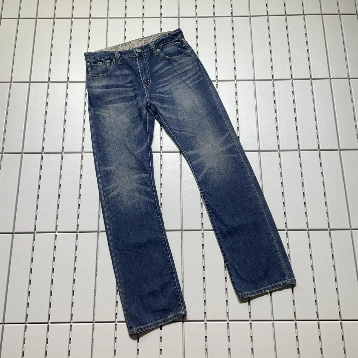 Levi's 32" Straight Fit Washed Jeans 2655