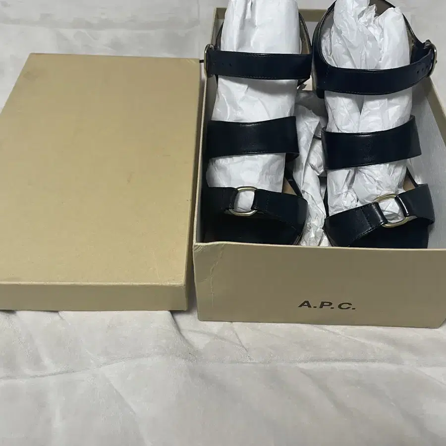 A.P.C 여름샌들 거의 새거예요