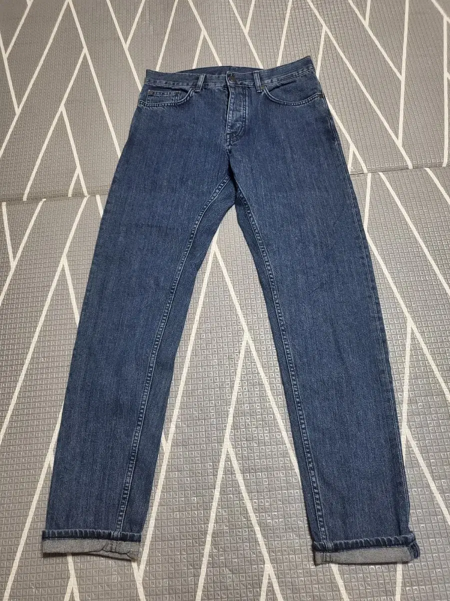 COS Mid-Rise Jeans30