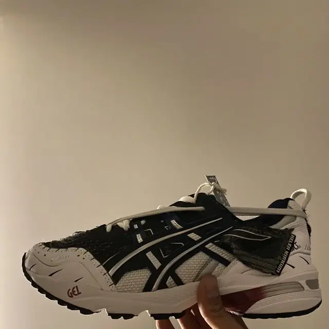 asics x naked x helenkirkum 265/42사이즈