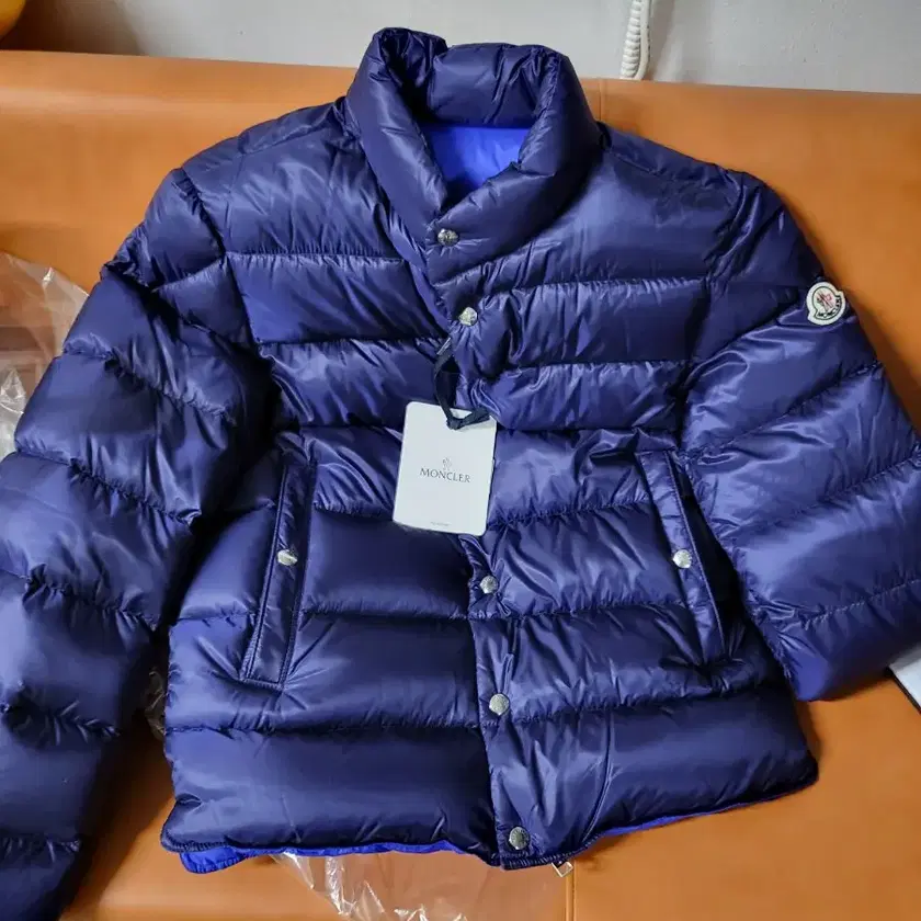 MONCLER Padded Jacket/Coat 몽클레어.패딩.피 on Bunjang with safe global shipping.