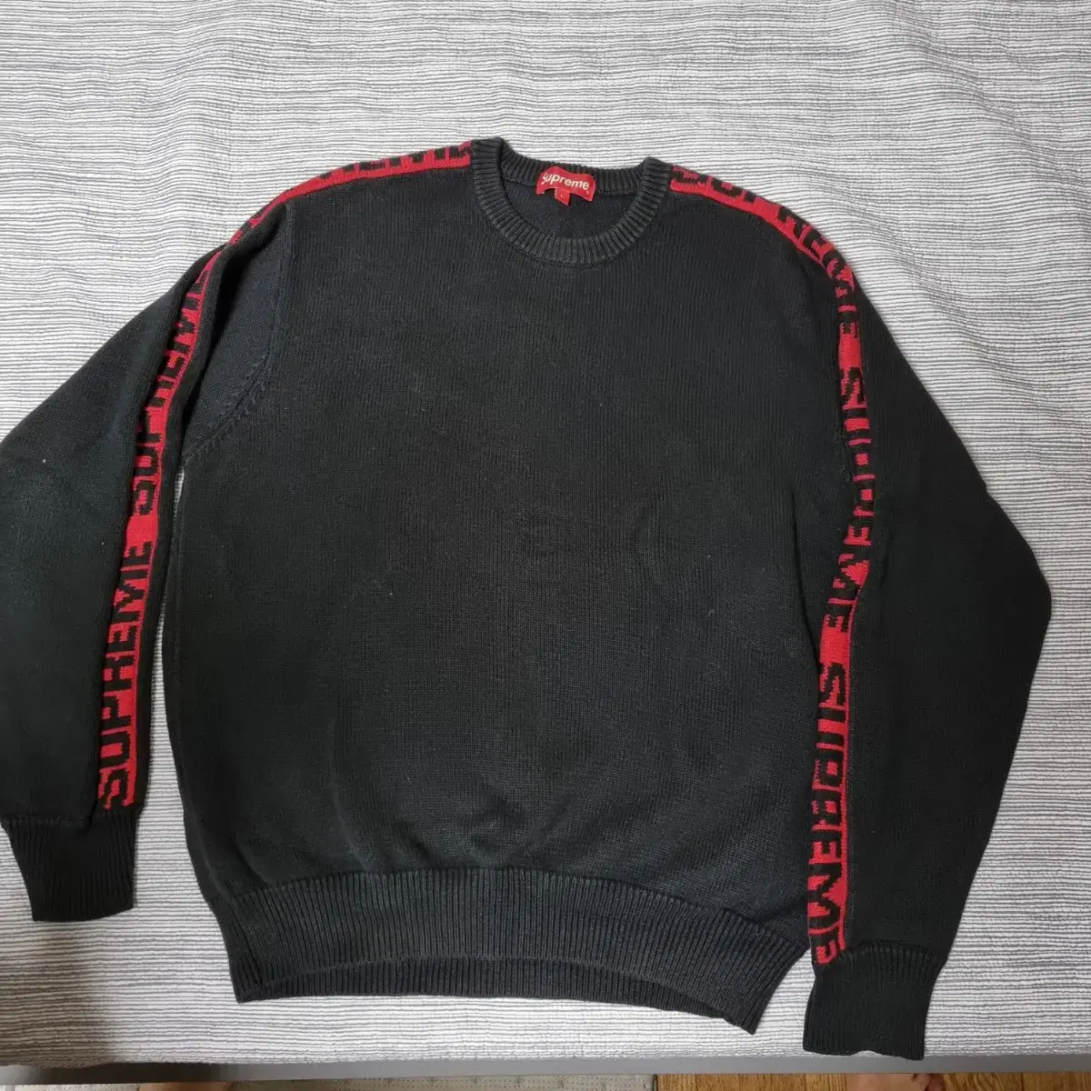 Supreme Tape Logo Knit 17ss for sale.