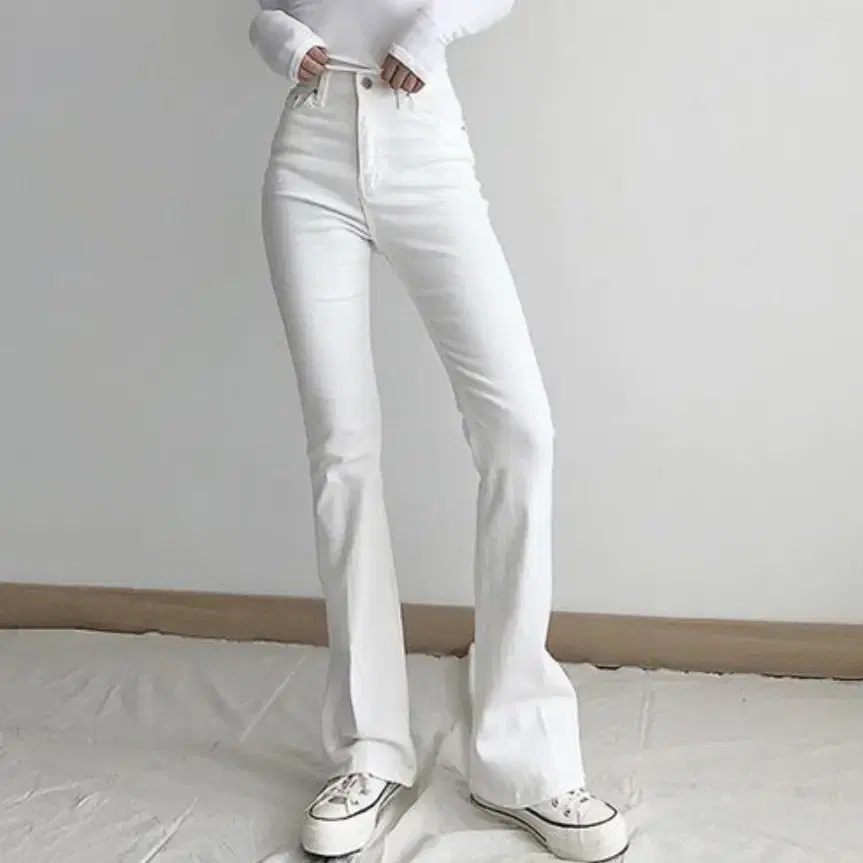 White long boot-cut pants trumpet