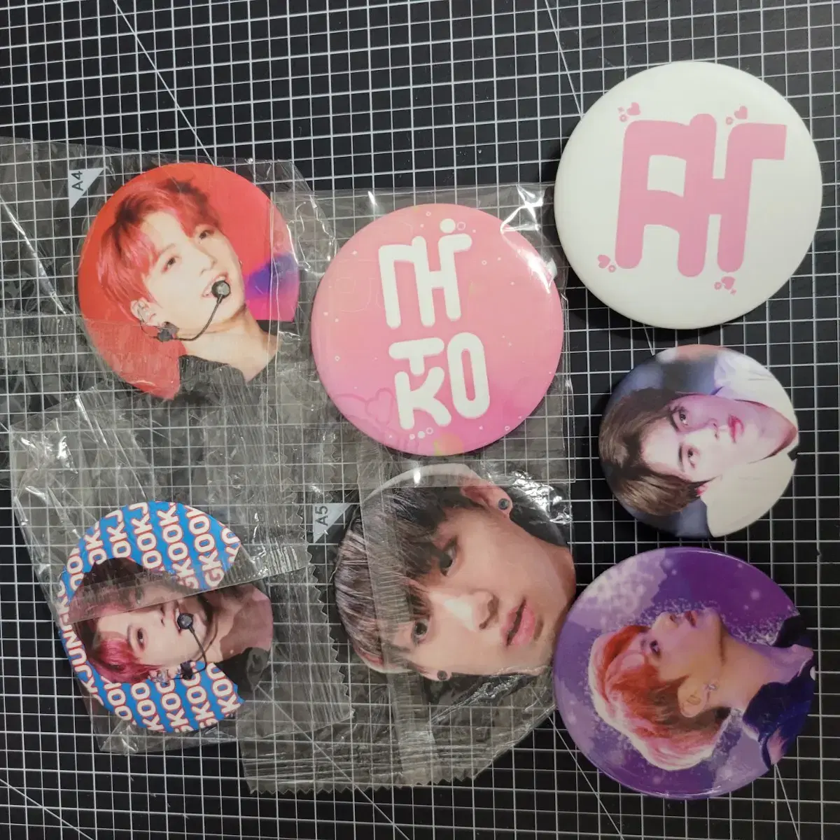 Selling bangtan unofficial canbadges!