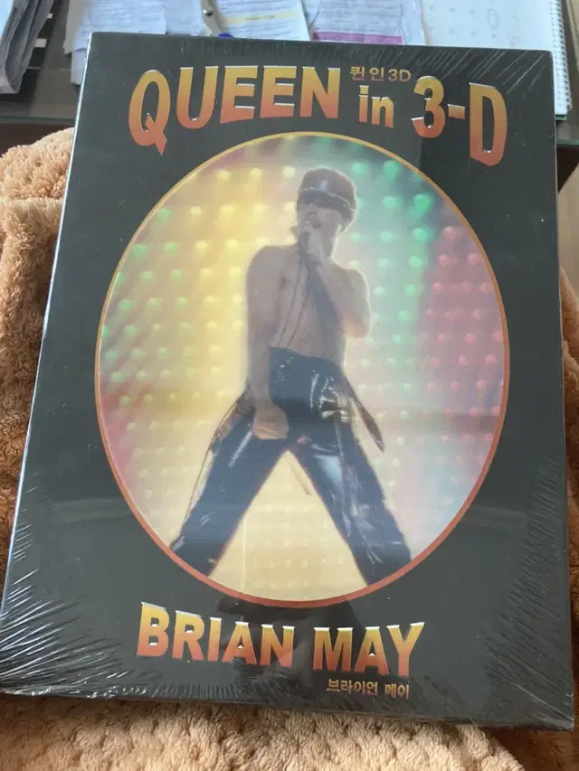 Queen in 3-D