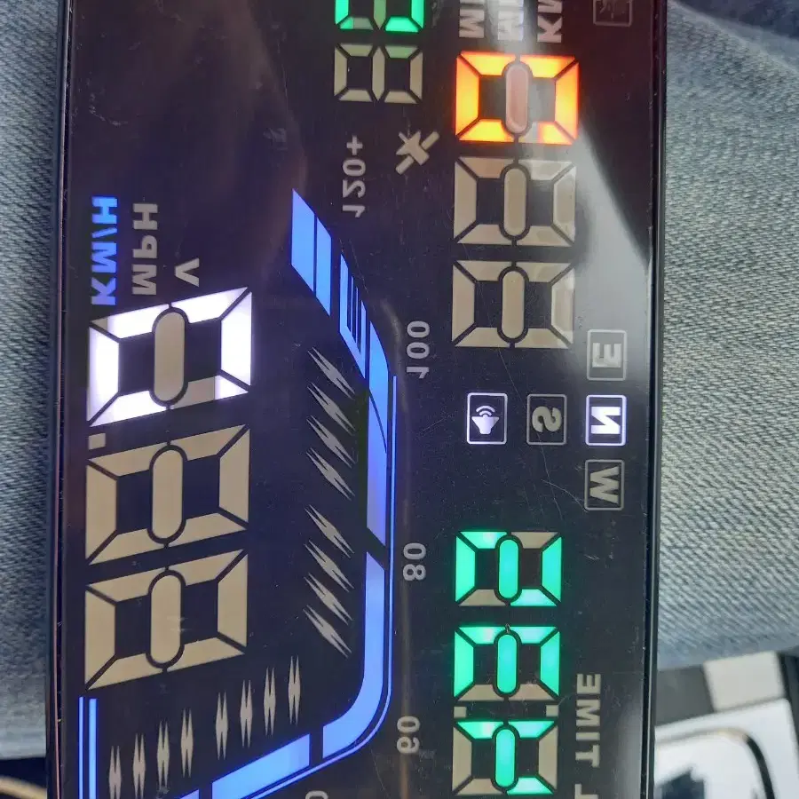 GPS자체내장 바로작동 전차종 헤드업디스 플레이어 아주 선명 또렸합니다