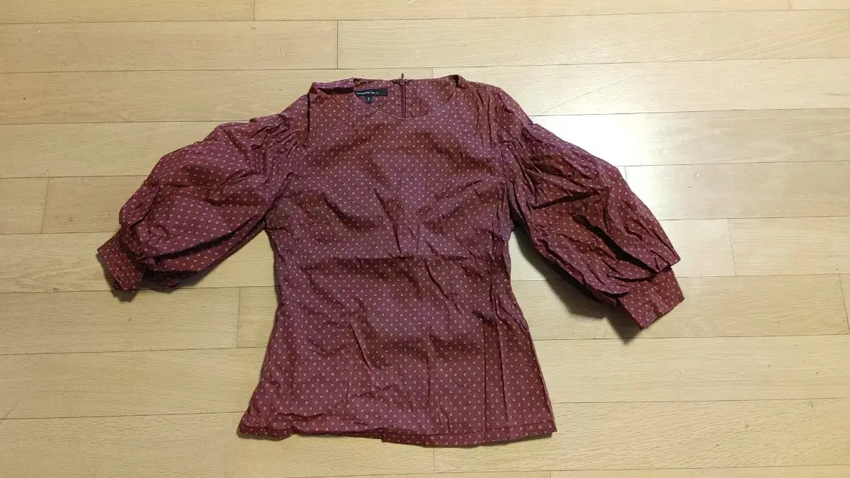 blouse with puffed sleeves