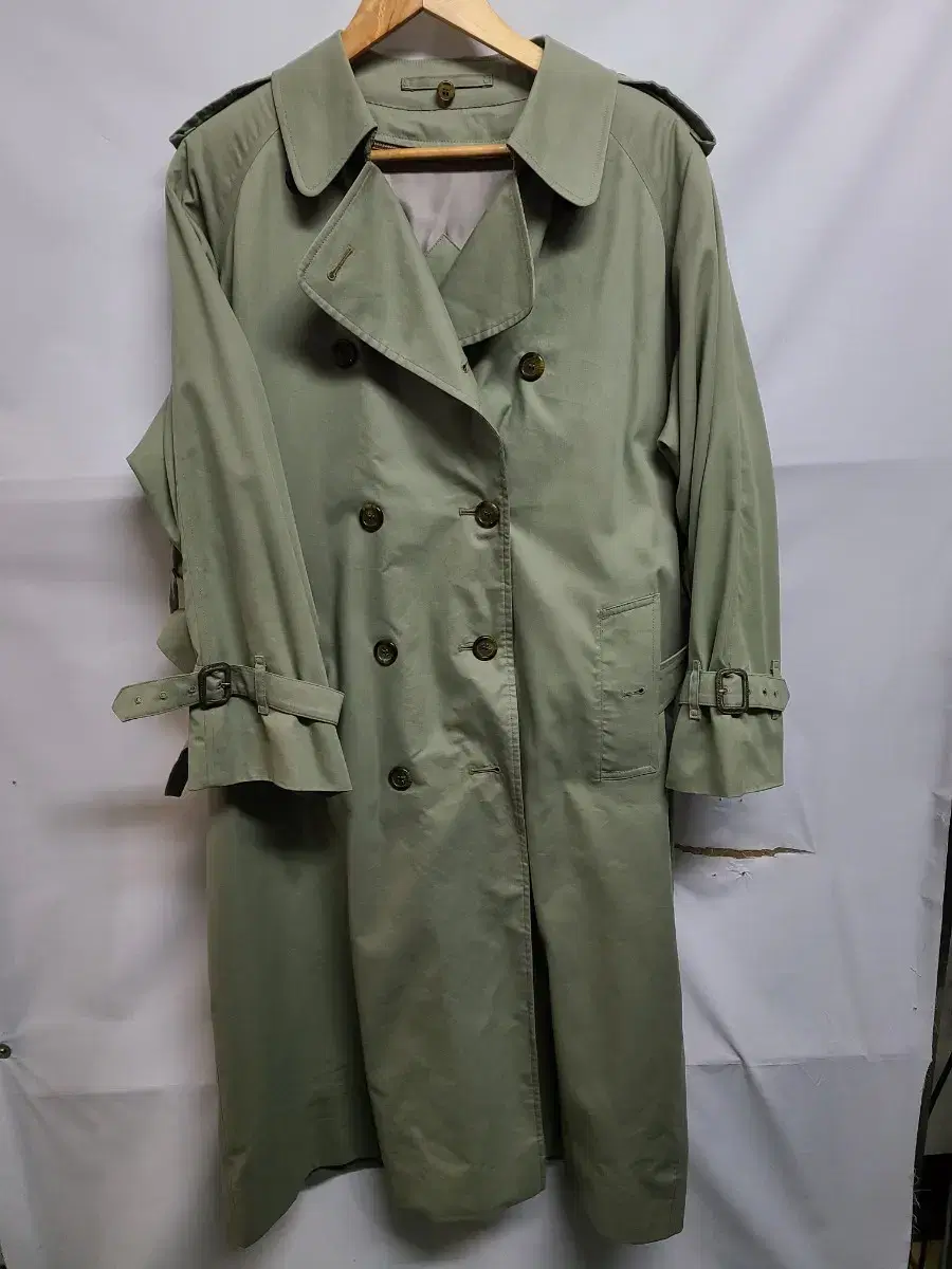 (100-105) Burberry Khaki Trench Coat 