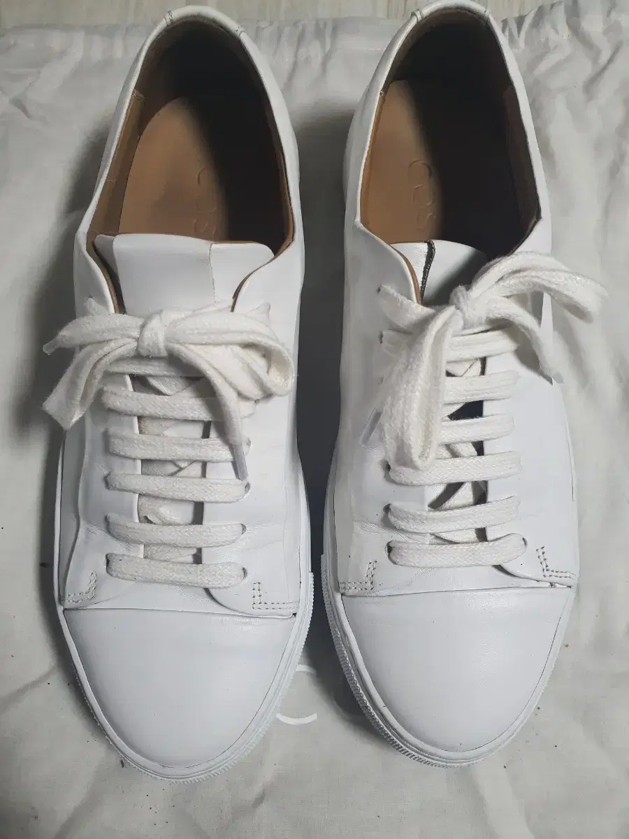 (43)COS Leather and white sneakers