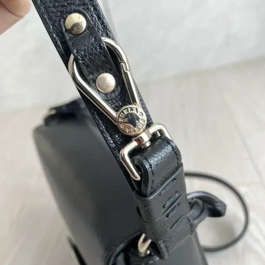 [FURLA] 훌라 메트로 폴리스 크로스 메신져백 블랙