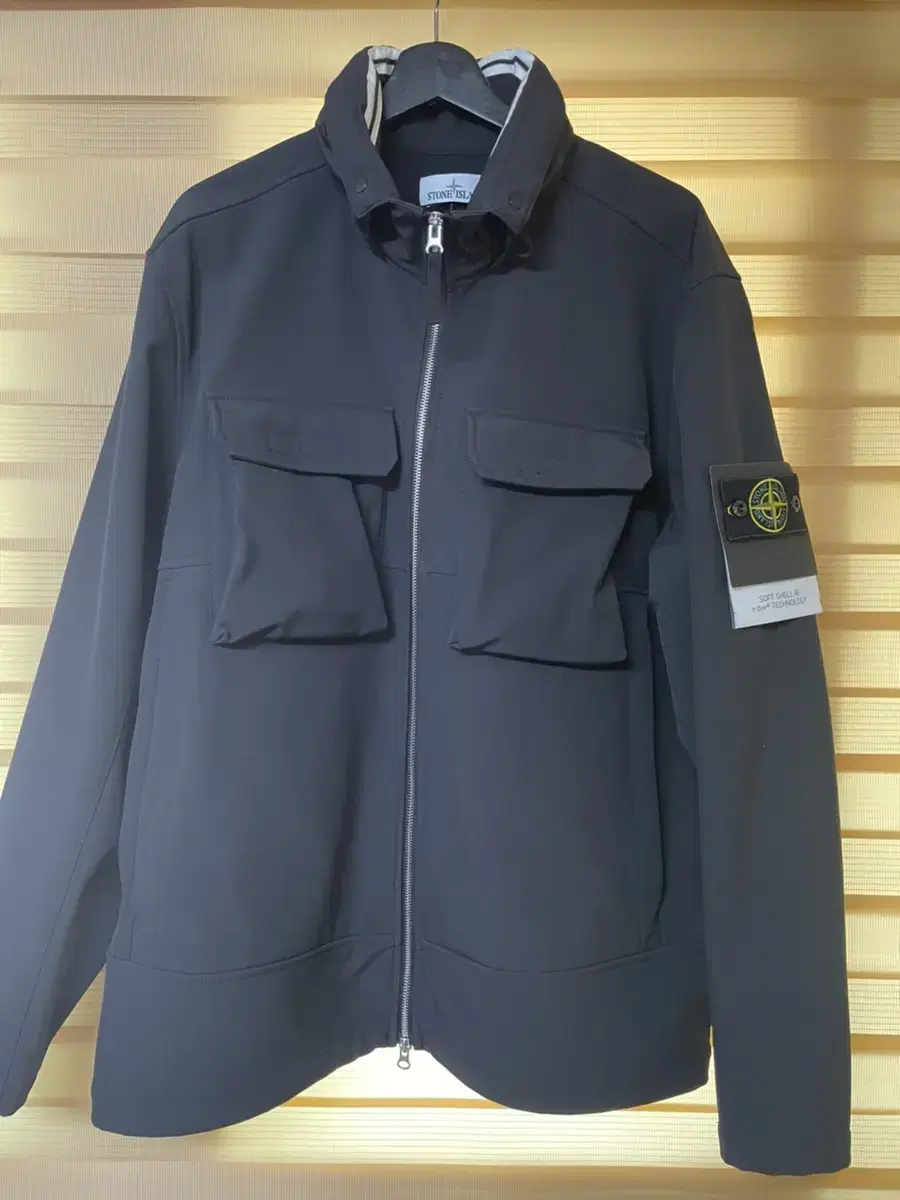 21FW Stone Island Two-Pocket Softshell Stone Windbreaker