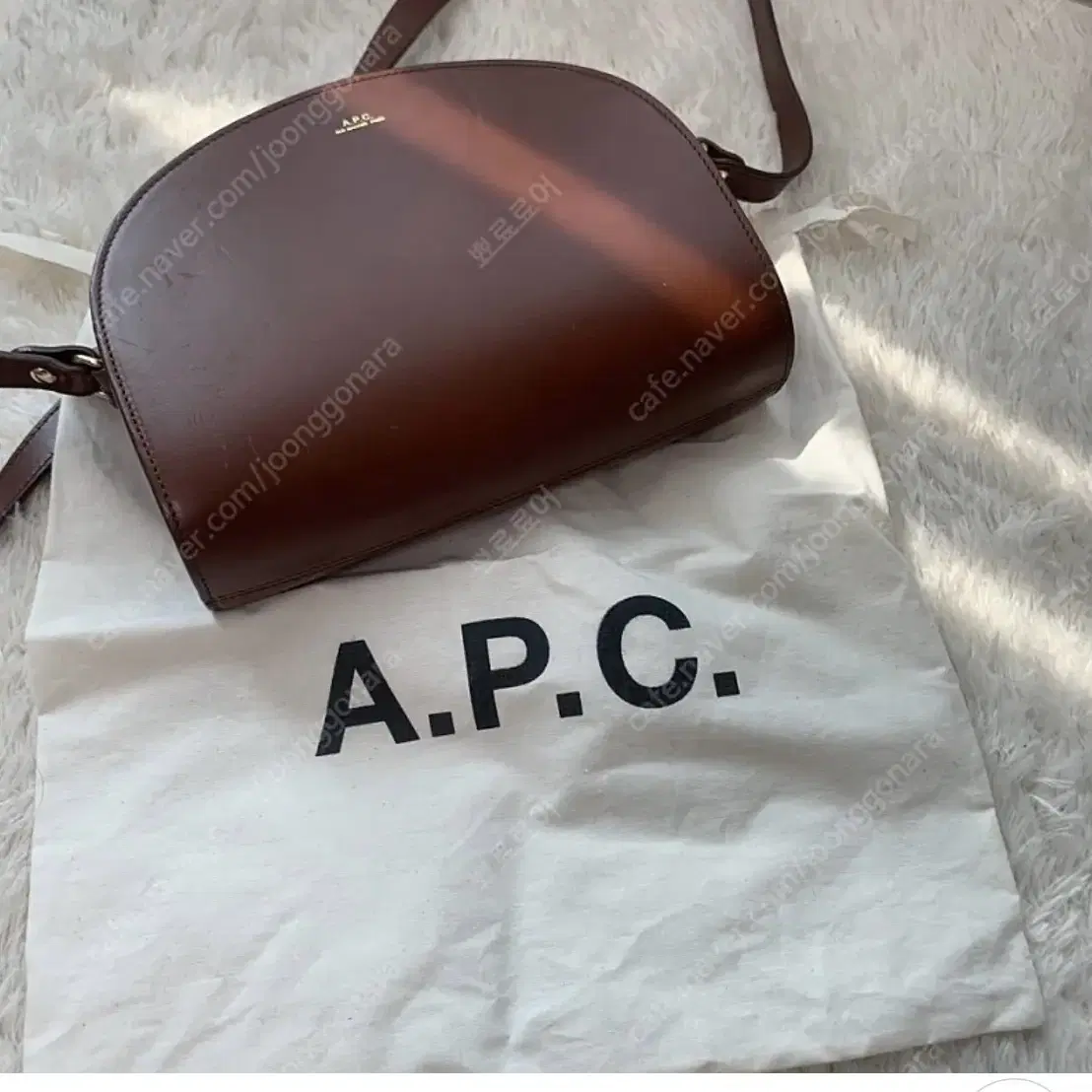 Apc 아페쎄 하프문 백 