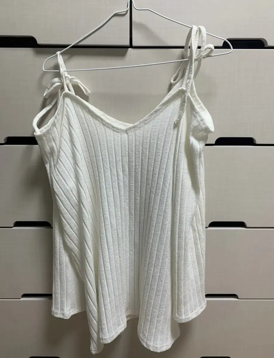 Shoulder strap V-neck knit