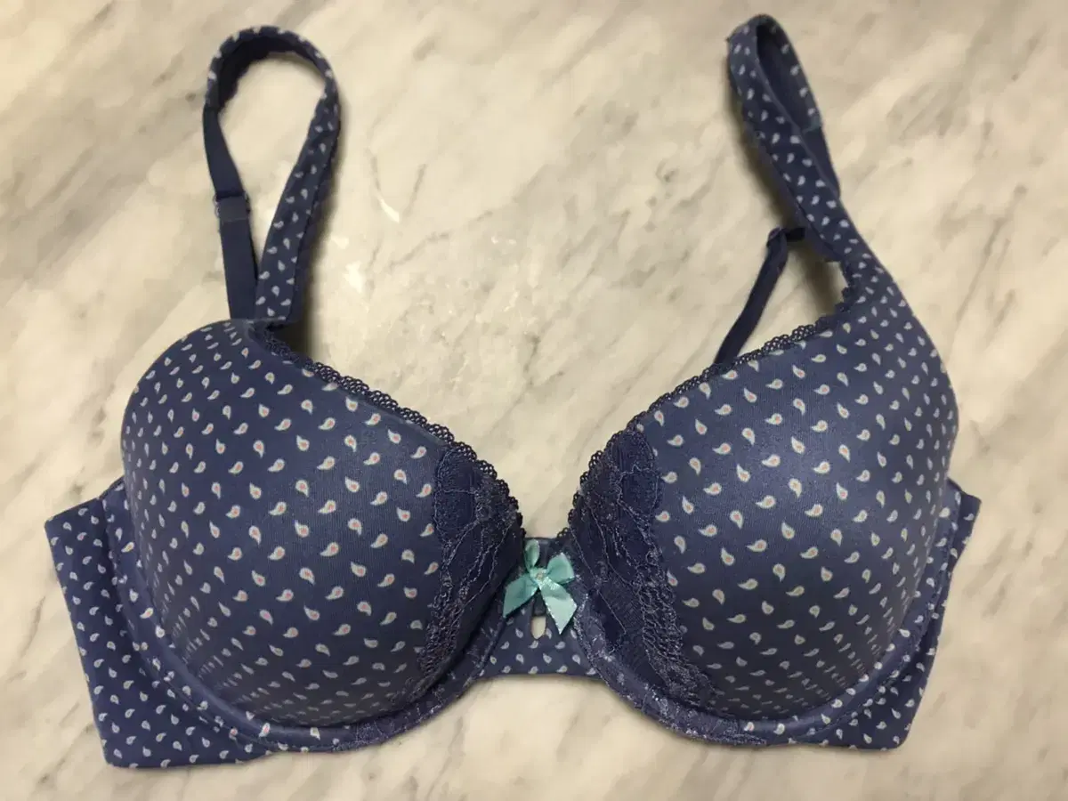 We sell Victoria's Secret underwear bra in the US