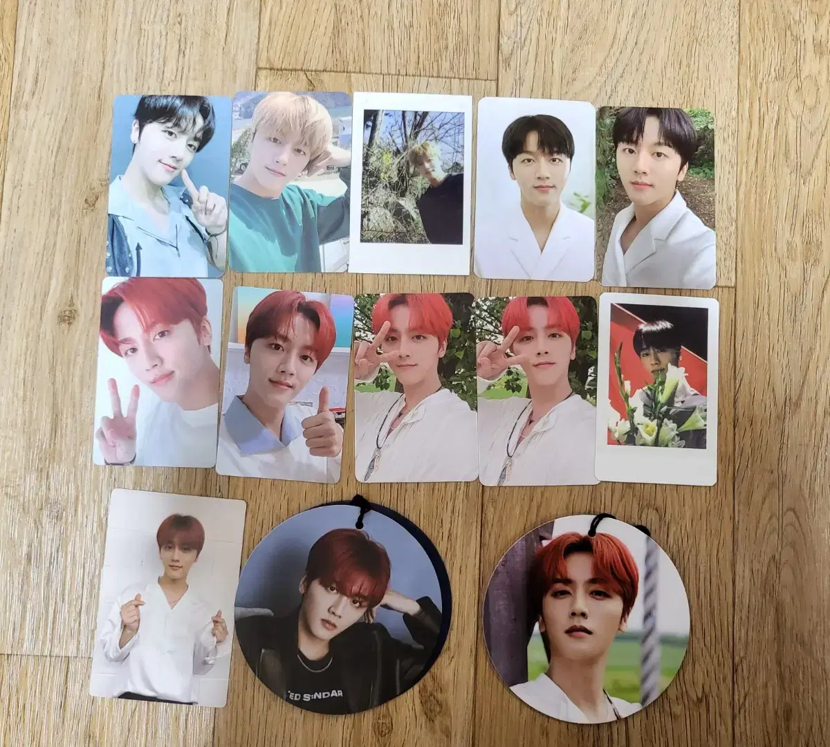 SF9 youngbin sells photocards.