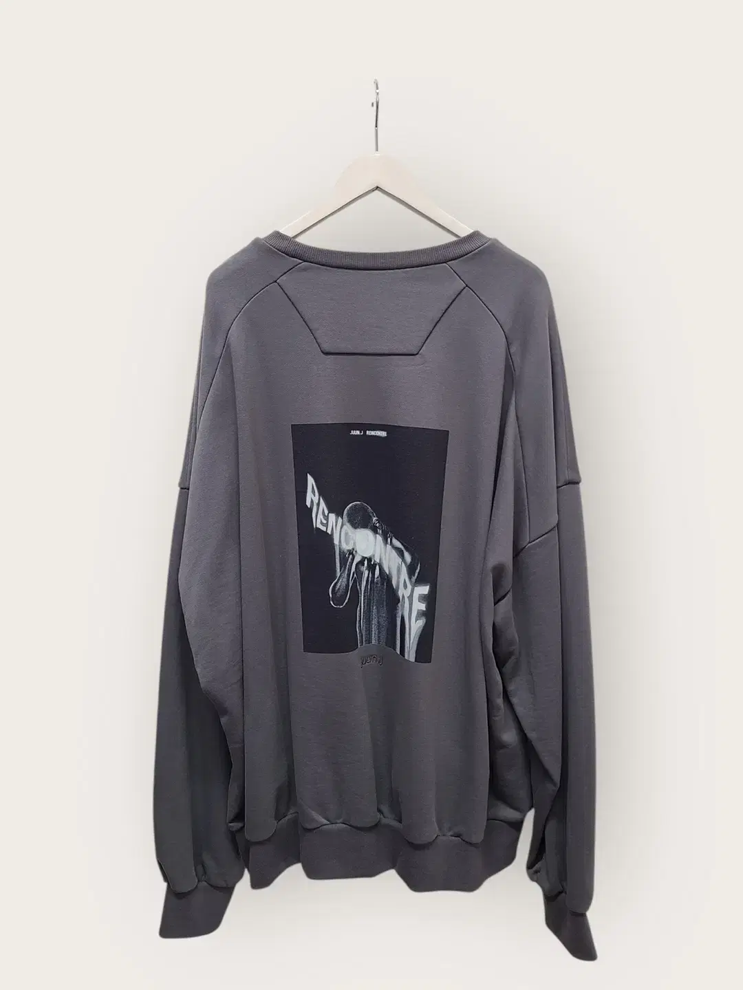 [L] Junge gray graphic print logo top