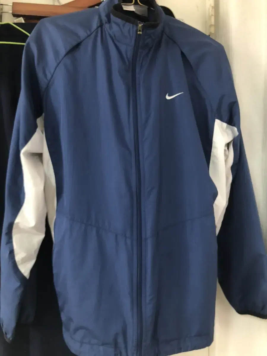 Nike Windbreaker M size