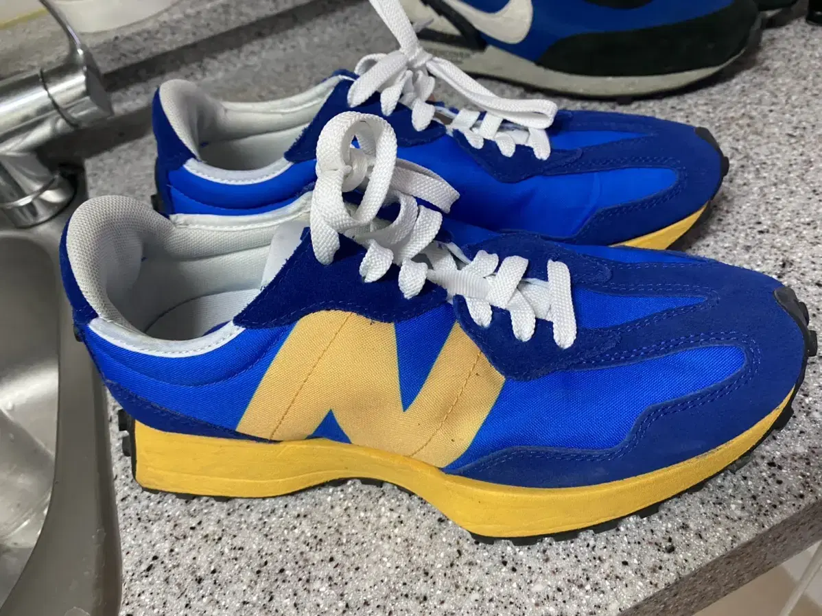 New Balance 327 bloo 250