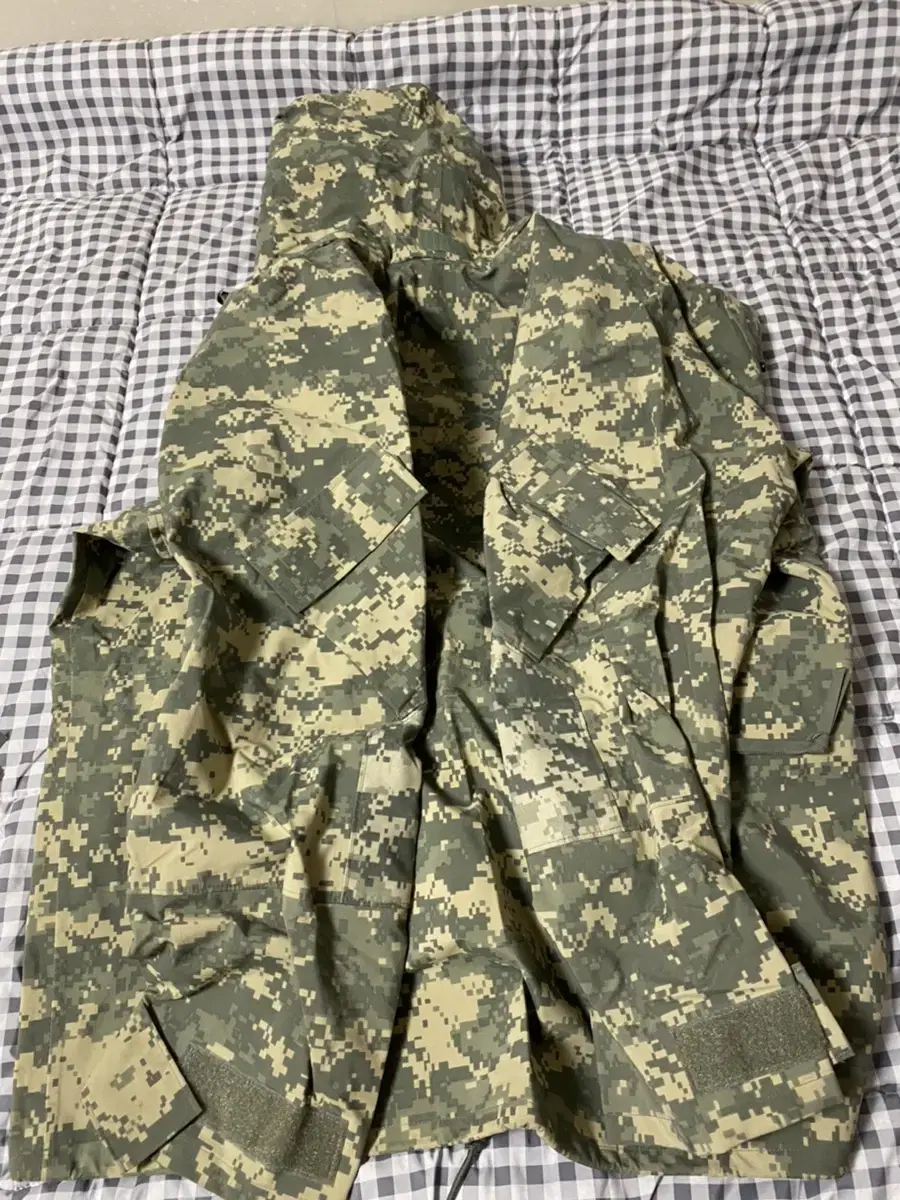 US Army Gore-Tex jacket and pants (medium size)