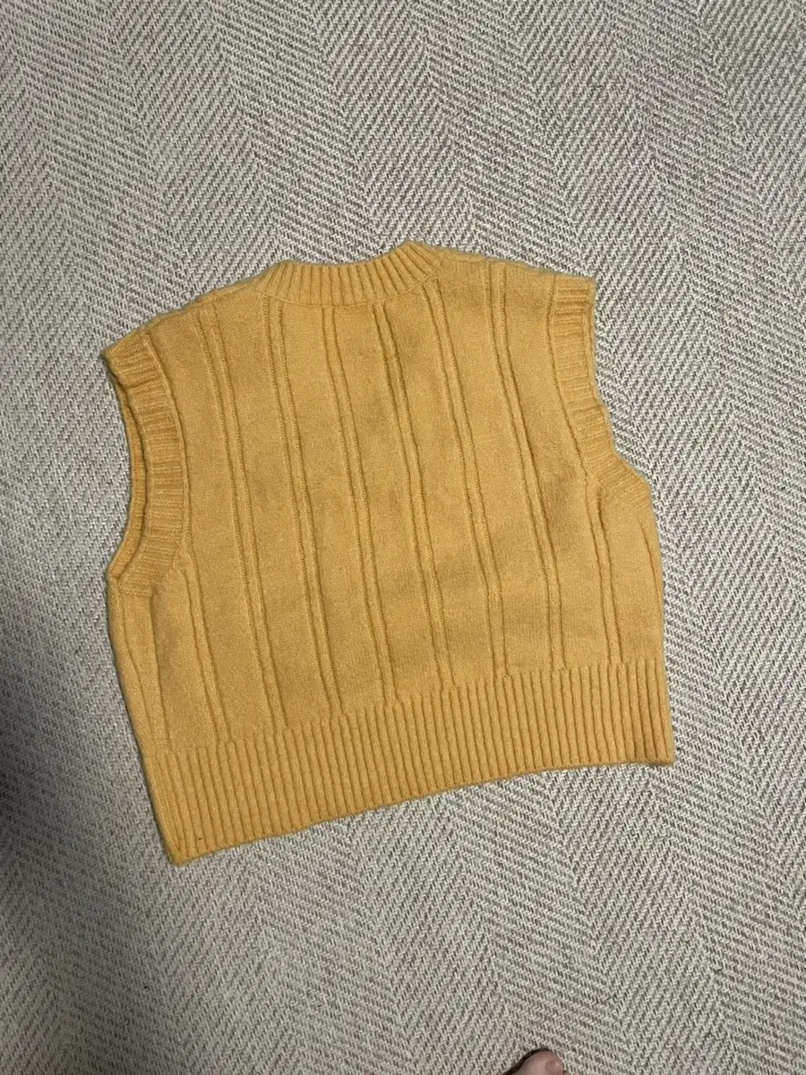 Crop Cable Vest 