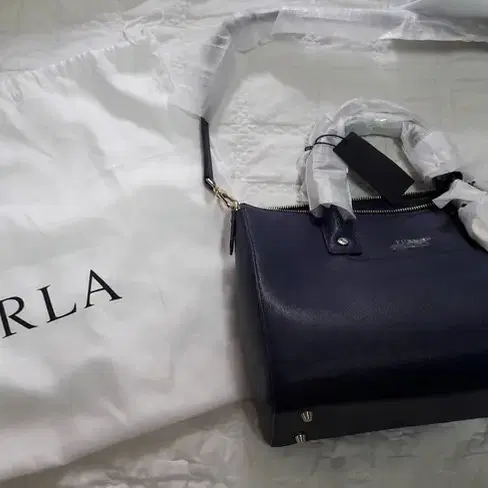 훌라FURLA 사첼백 숄더 토드 미듐 훌라곰돌이키링포함