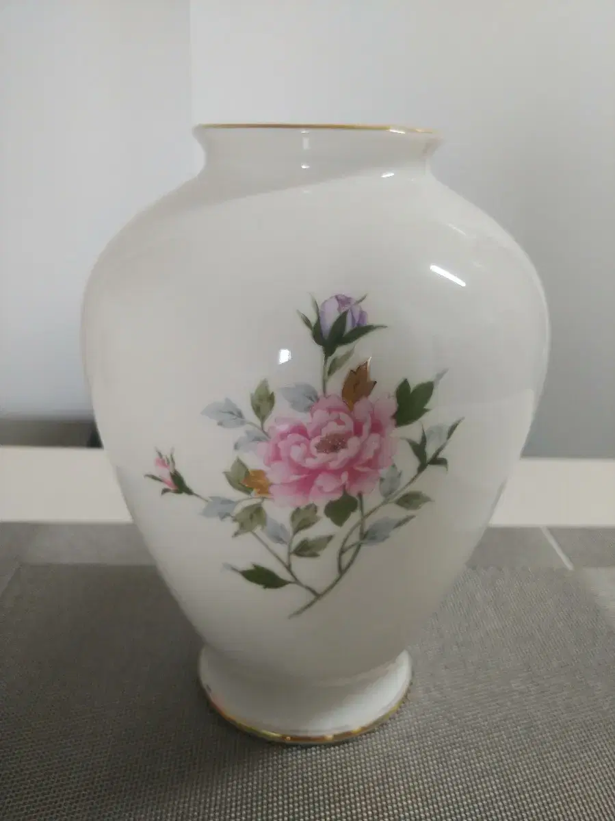 Discount on Japanese porcelain decorative art**