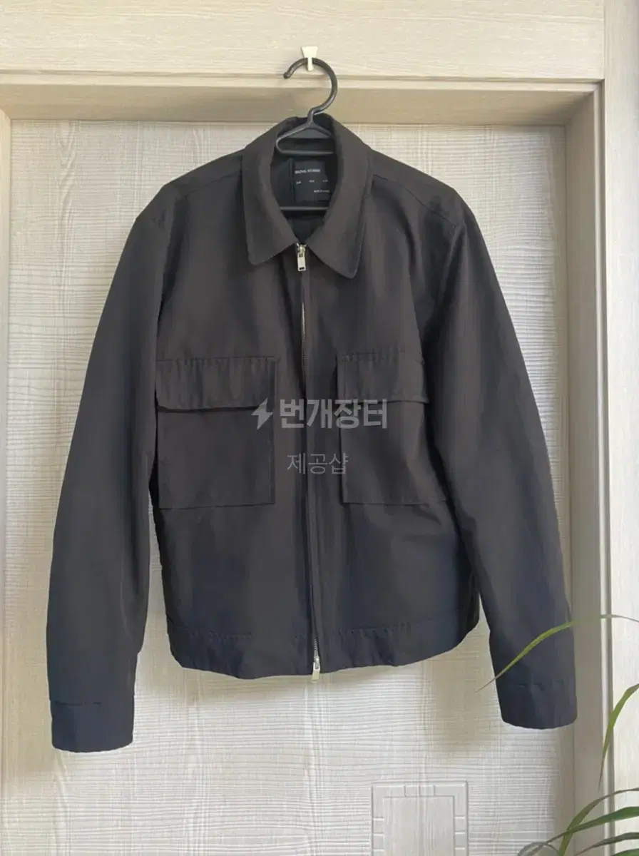 Front-pocket minimalist jacket