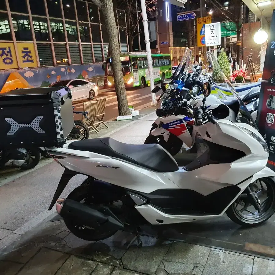 PCX125화이트 블랙 24년식 블랙박스 풀옵션 신차 즉시출고가능합니다