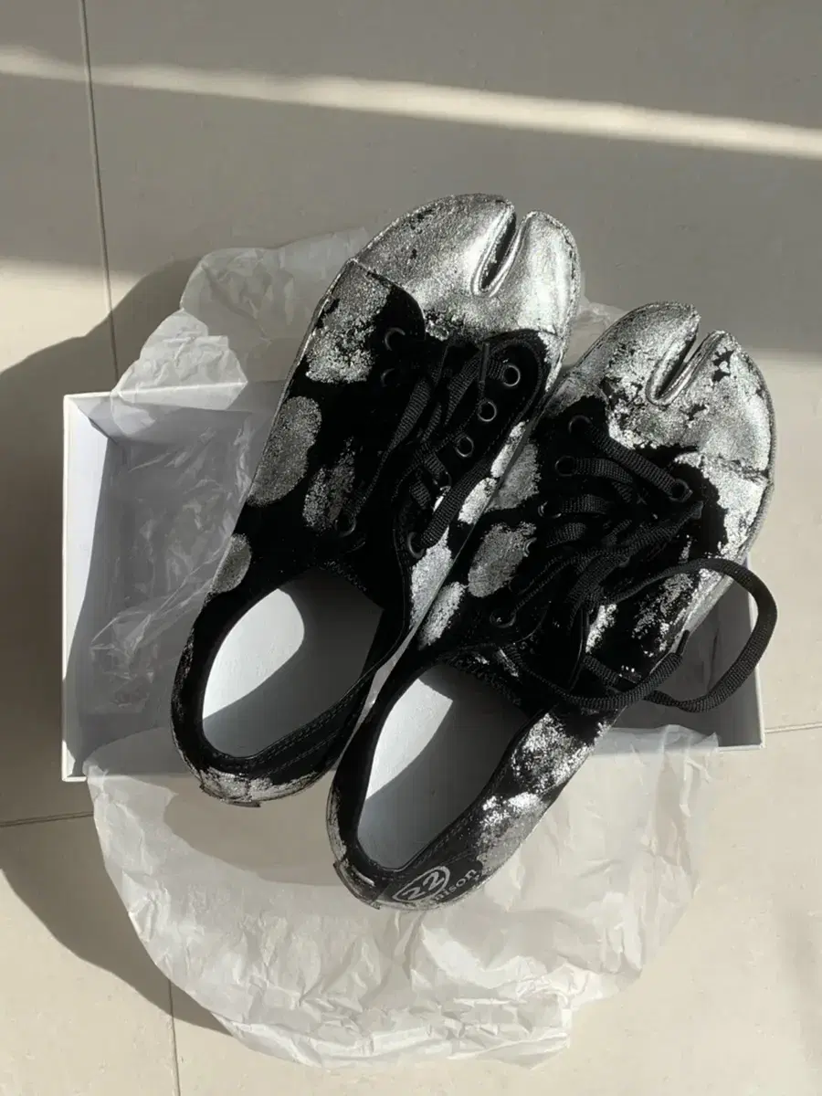 Maison Margiela Painted Tabi Shoes size 43